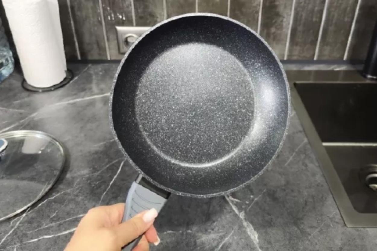 Чистим сковороду без химии: чай вам в помощь