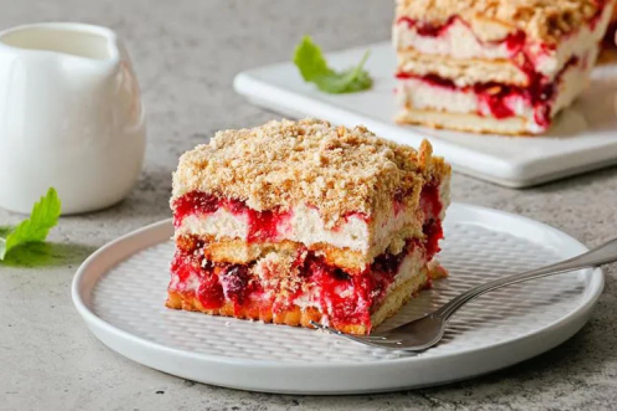 Легкий торт из печенья с вишней: просто и быстро