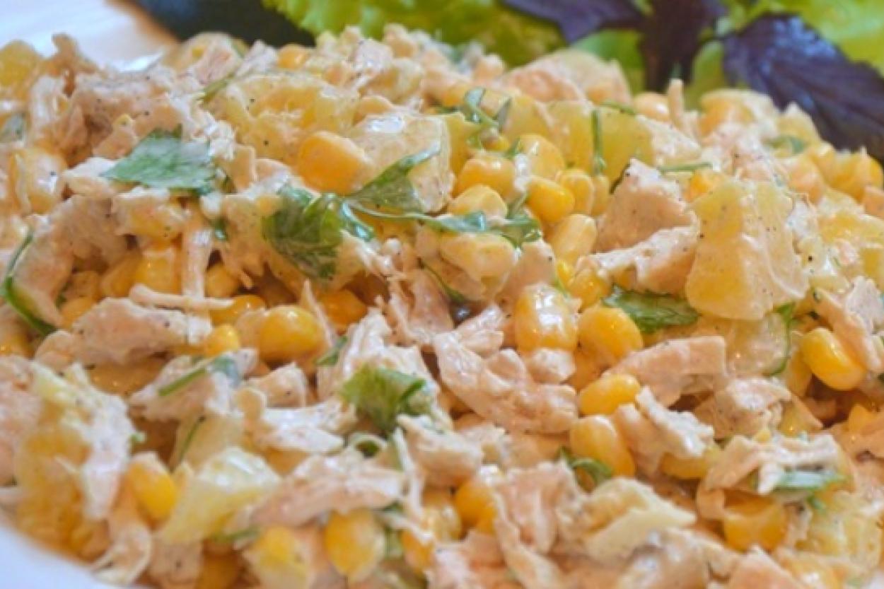 Салат с курицей и ананасами: новая идея для вашего стола