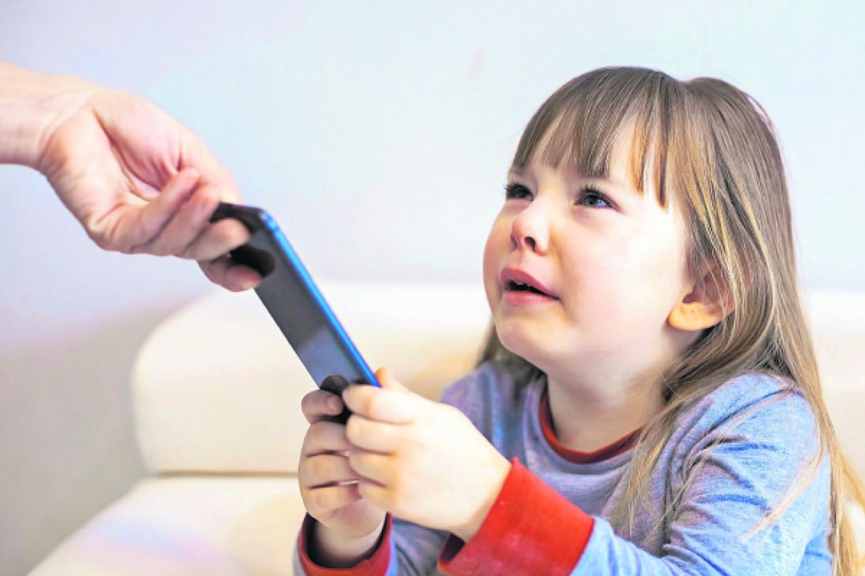 Что стоит за истериками ребенка из-за смартфона