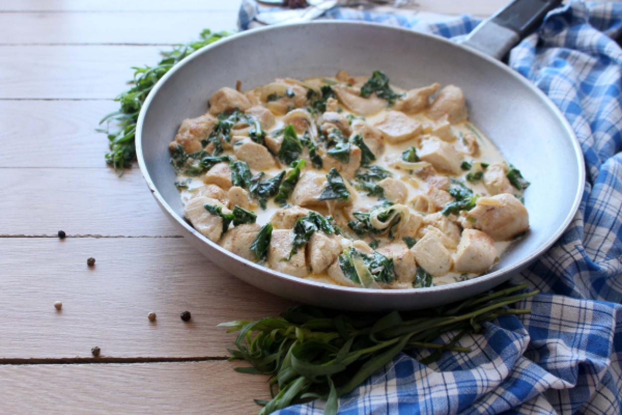 Сливочный цыплёнок с чесноком и шпинатом: простота в каждом укусе
