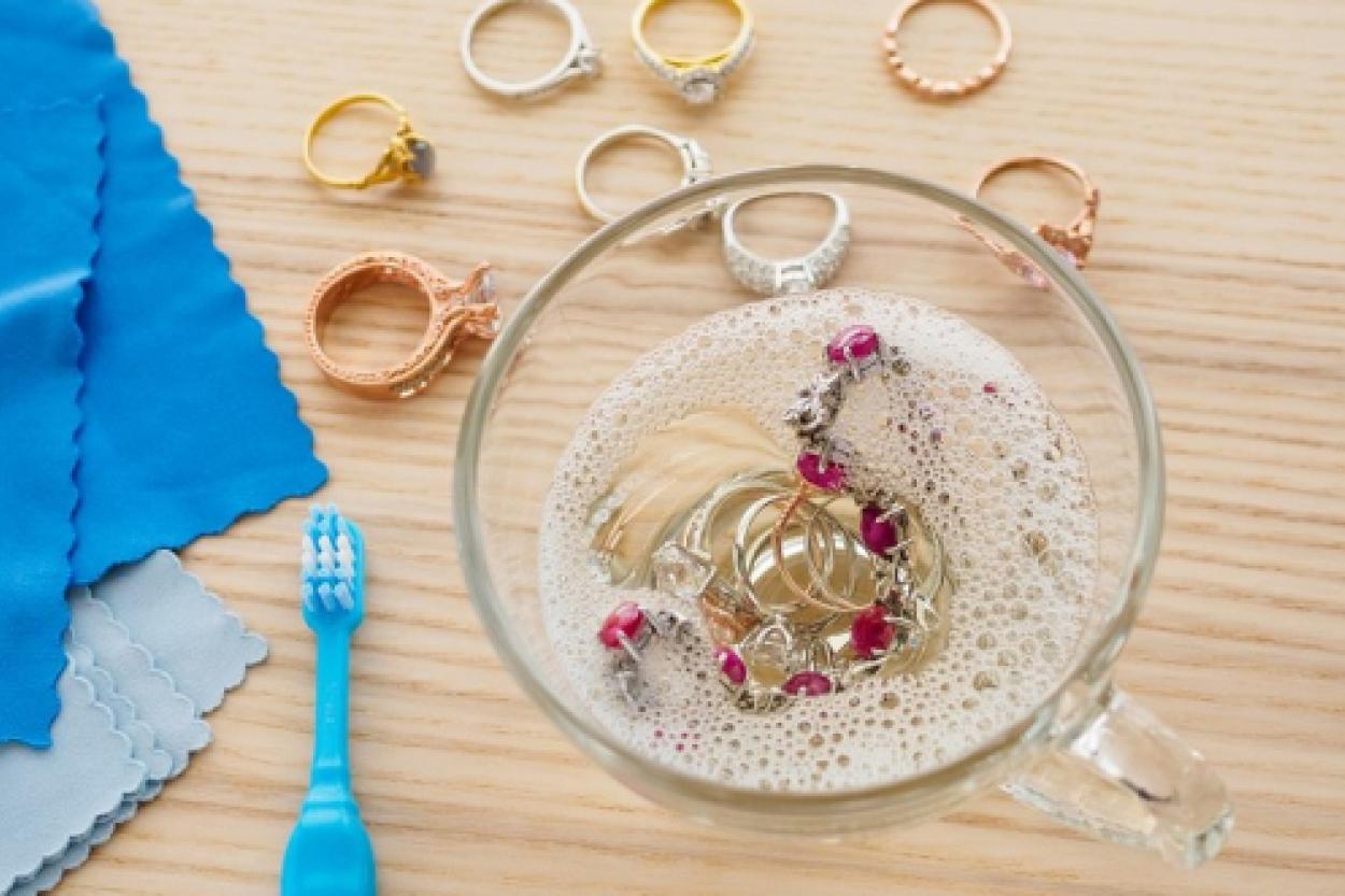 Как вернуть блеск любимым украшениям: советы по домашней чистке