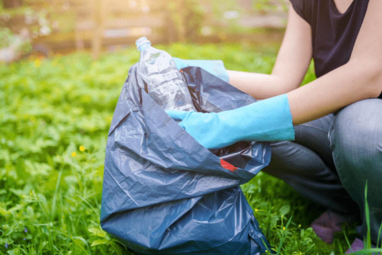 Зачем важна уборка на даче в перчатках