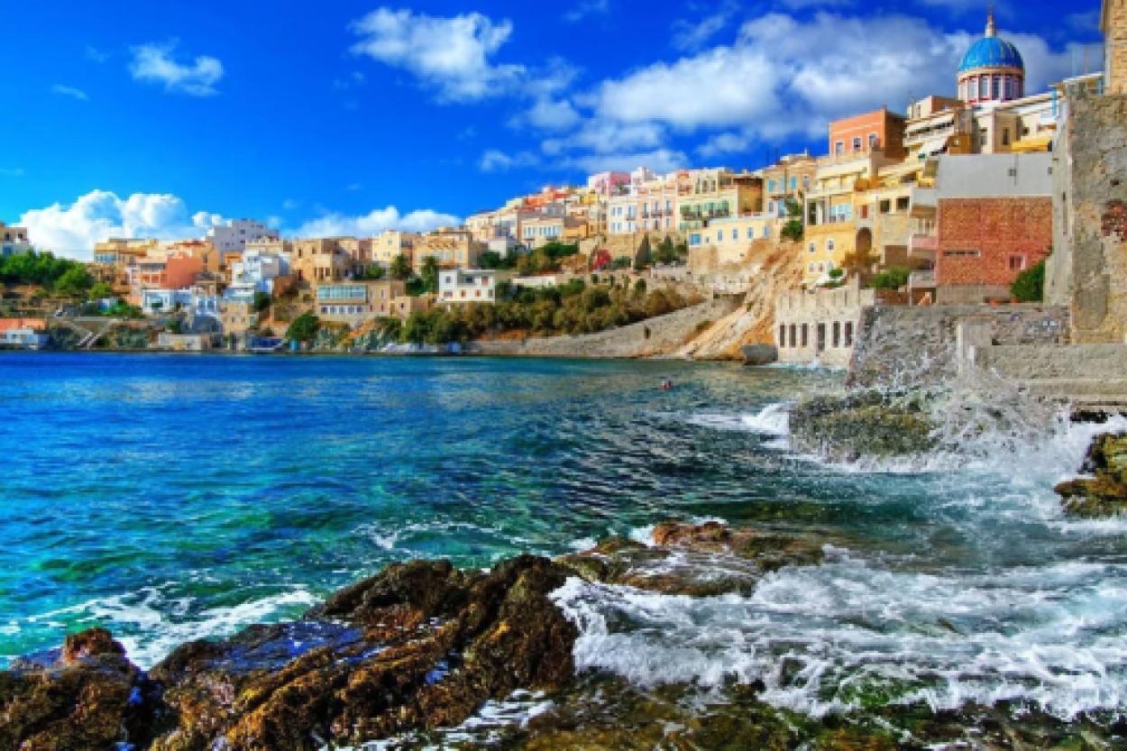 Греческий остров предлагает жить бесплатно: что стоит за этим предложением