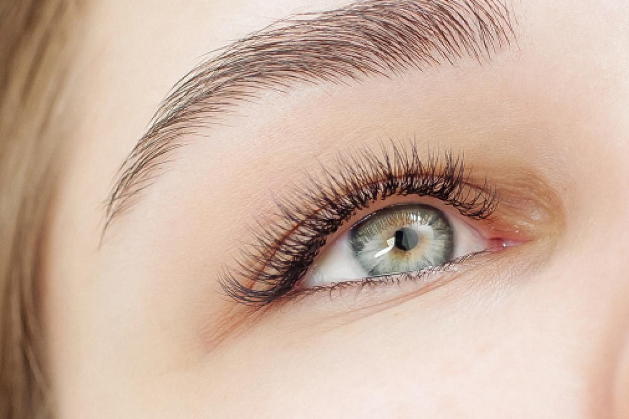 Как скрыть возраст без уколов: секреты визажистов для преображения лица