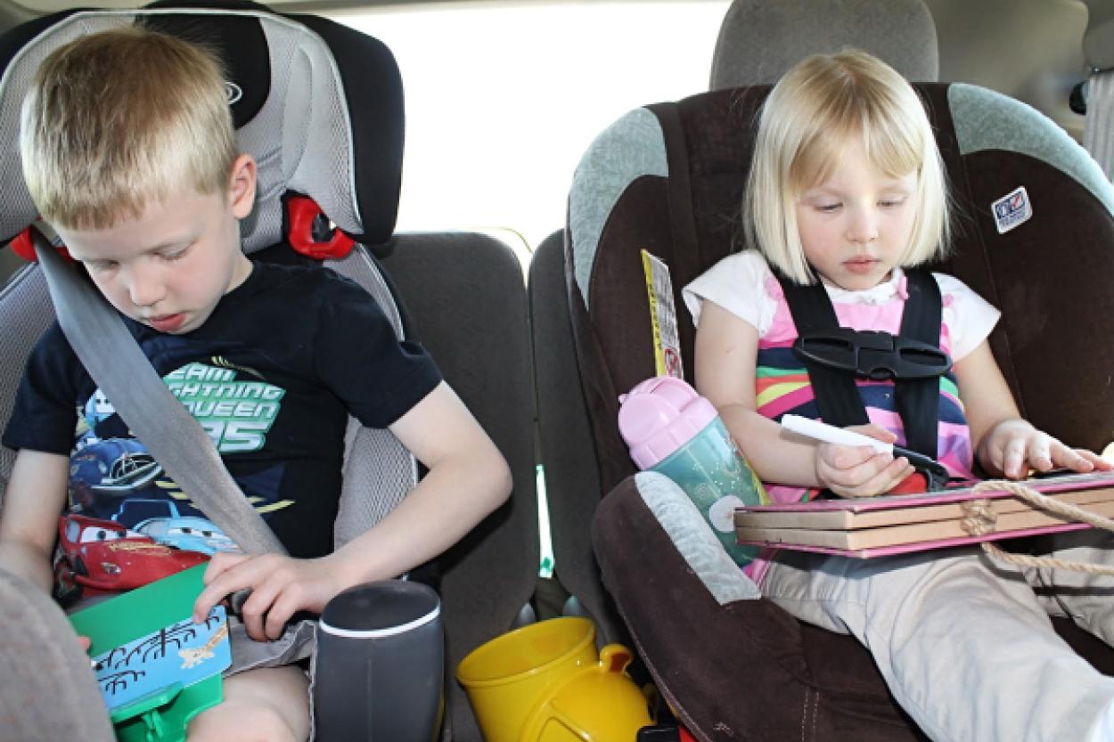 Как развлечь ребенка в машине: советы для комфортного путешествия