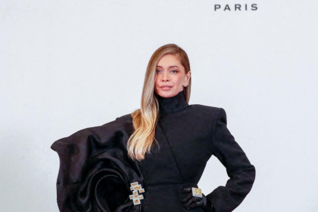 Вера Брежнева в золотом платье: стиль, который вдохновляет