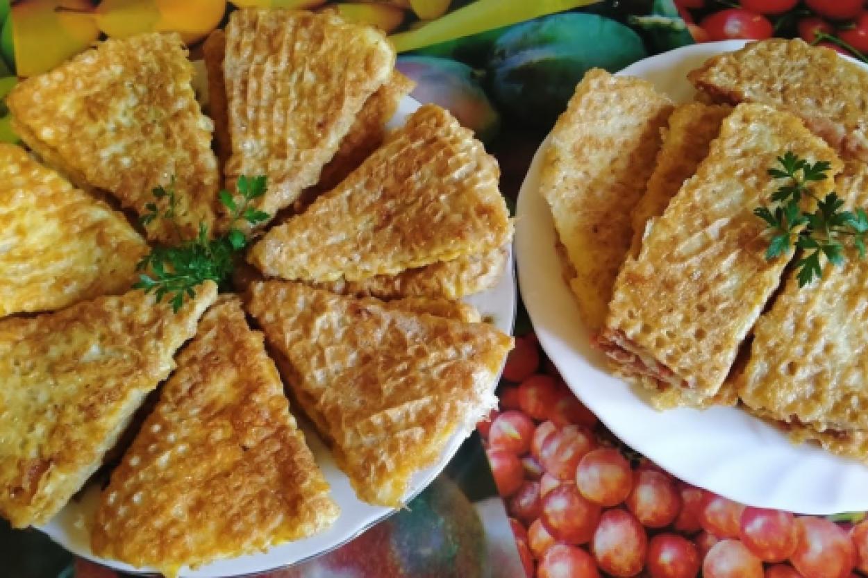 Необычные блюда из вафельных коржей: рулет с мясом и сыром