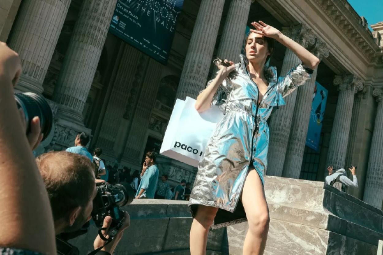 Глянец и сияние: почему «жидкий металлик» стал главным трендом этой весны