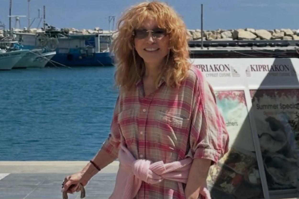 Алла Пугачёва удивила новым образом: мини-платье и трость на свежем фото