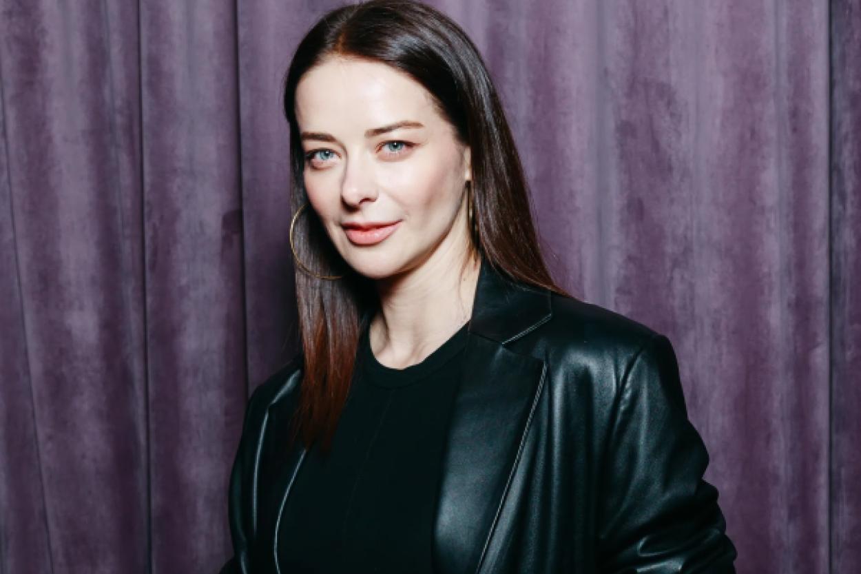 Марина Александрова на юбилее: элегантность в монохроме