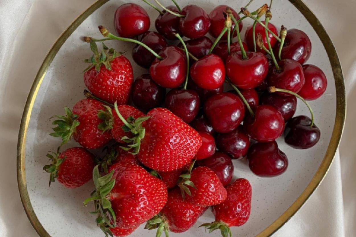 Ранние ягоды: наслаждение с осторожностью или ждать сезона?