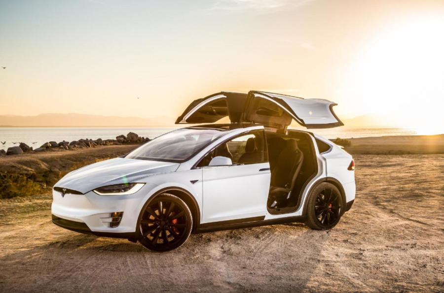 Алисса Милано владела Tesla Model X и раньше не раз хвалила электрокар